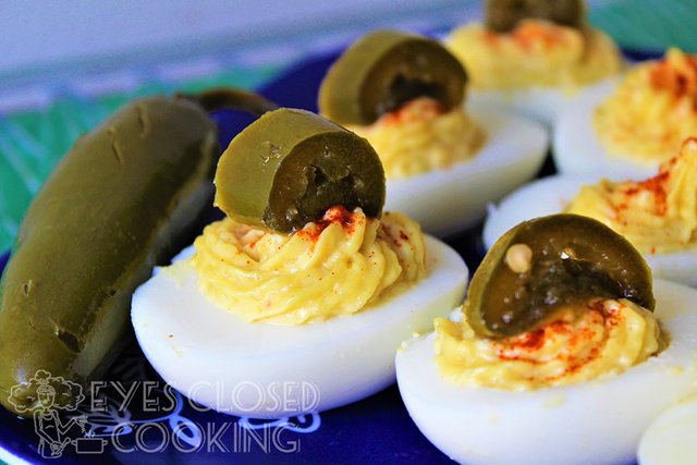 Eyes-Closed-Cooking-Deviled-Eggs-Recipe---06.jpg