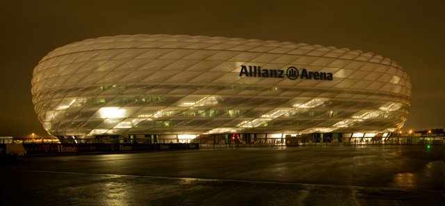 Allianz_Arena_by_night.jpg
