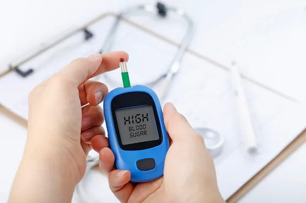 hand-holding-blood-glucose-meter-measuring-blood-sugar-background-is-stethoscope-chart-file_1387-942.webp