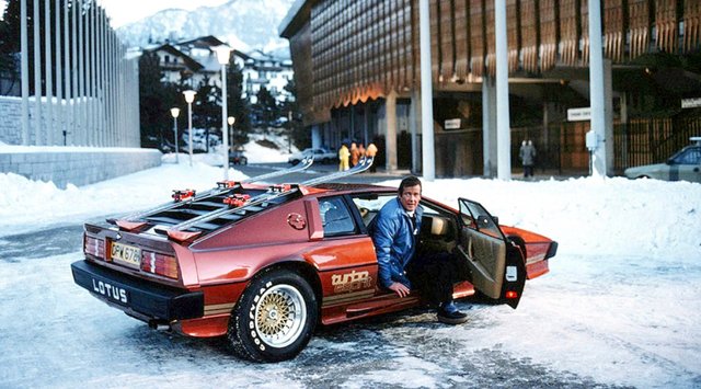 James_Bond_Lotus_Espirit_Turbo_1980_large.jpg