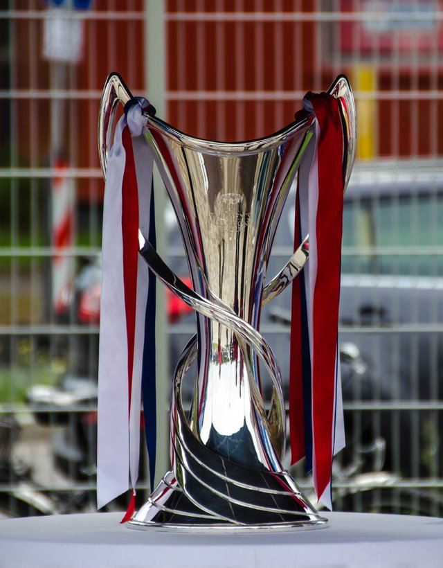 2015-09-13_UEFA_Women's_Champions_League_Trophy.jpg