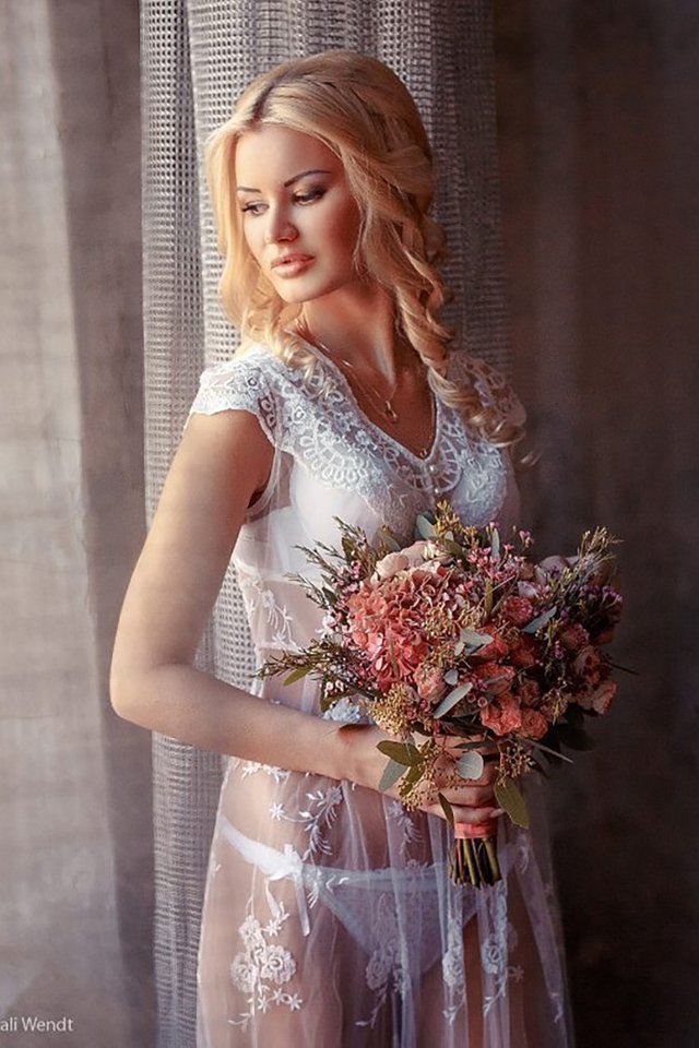 wedding-sexy-photos-groom-tender-bride-with-bouquet-nataliwendt.jpg