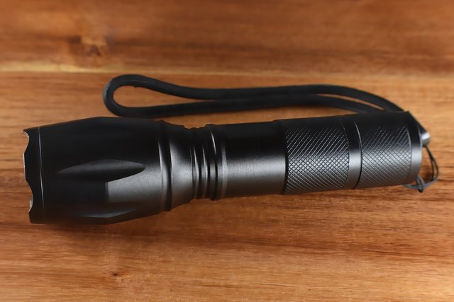 tactical-flashlight-7662681_1280.jpg