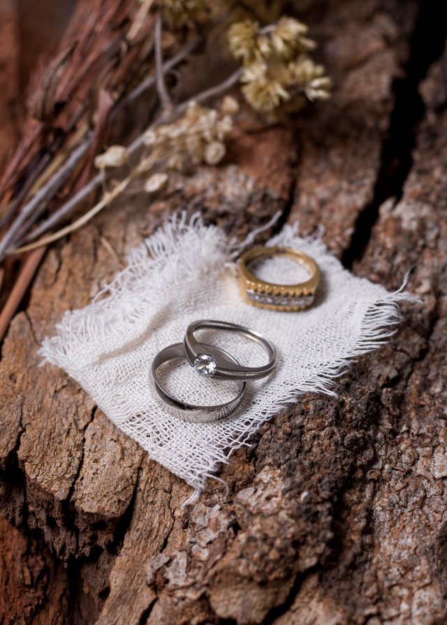 arreglo-de-anillos-de-boda-de-alto-angulo.jpg
