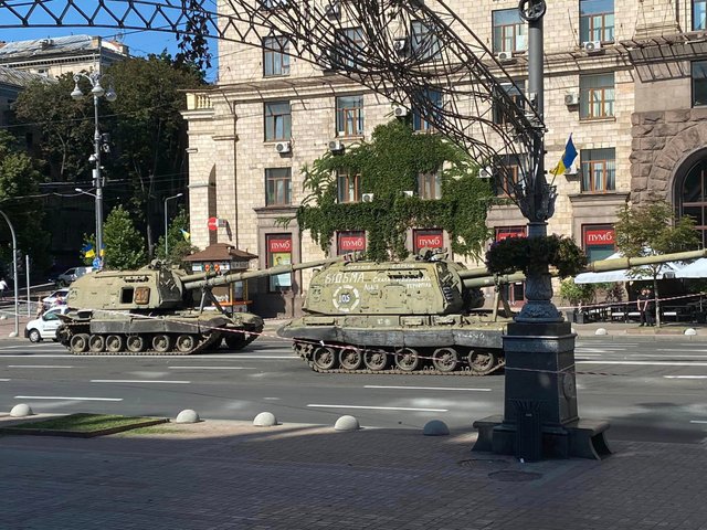 Знищена російська техніка 12 виставка на Хрещатику.jpg