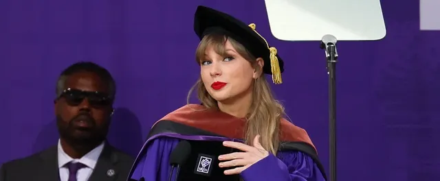 taylor-swift-leopard-shoes-nyu-2022-commencement.webp