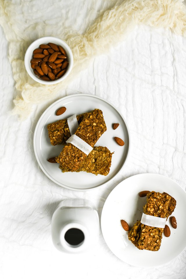 Almond Vanilla Baked Oatmeal Breakfast Bars.jpg