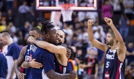 para-pemain-tim-basket-prancis-merayakan-keberhasilan-menaklukkan-amerika-_190912002144-117.jpg