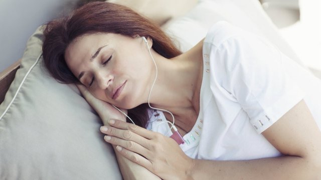 woman-sleeping-with-headphones.jpg