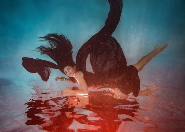 Underwater with Madison (1 of 4) - Lucid Dreams.jpg