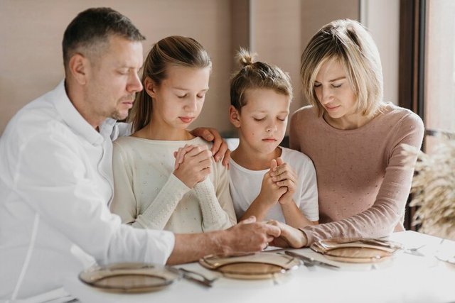 family-praying-together-before-eating_23-2148769380.jpg