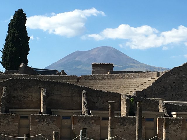 Pompeii Mt Vesuvius.jpg