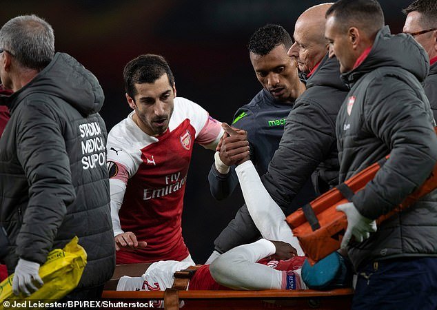 arsenals-danny-welbeck-suffers-horror-ankle-injury-against-sporting-lisbon-3.jpg