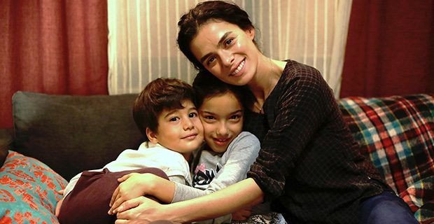 Bahar-and-her-children-from-Kadin-TV-series-turkish-actors-and-actresses-43372638-620-320.jpg