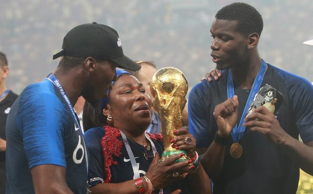 1280px-Paul_Pogba_World_Cup_Trophy.jpg