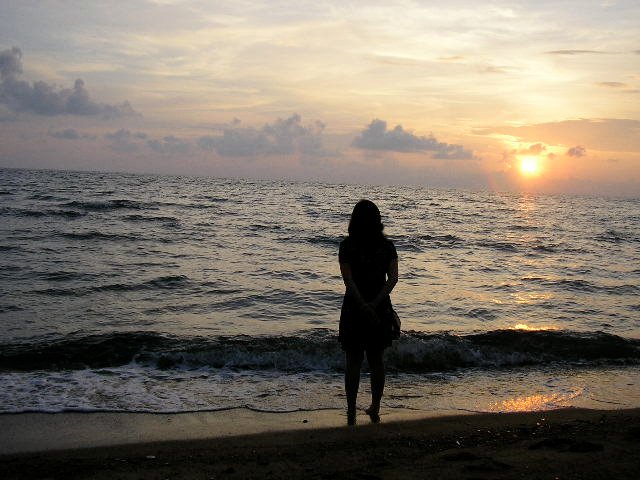 Filipino_lady_in_the_beach_on_sunset..jpg