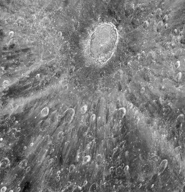 800px-Moon's_impact_crater_Tycho.jpg