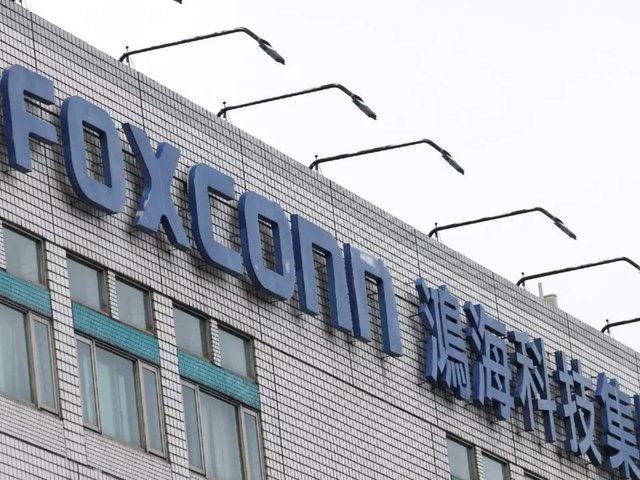 foxconn-says-technical-error-occurred-when-hiring-workers-at-major-iphone-plant-in-china.jpg