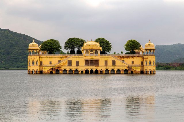 Jal_Mahal_in_Man_Sagar_Lake.jpg