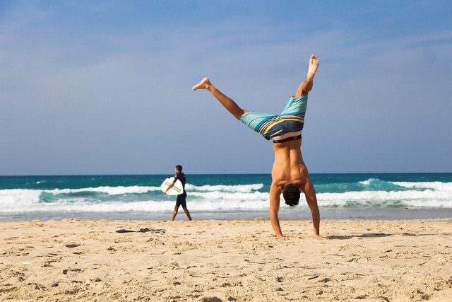 handstand-2224104_1280.jpg