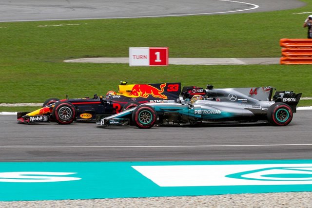 Max_Verstappen_overtaking_Lewis_Hamilton_2017_Malaysia_3.jpg