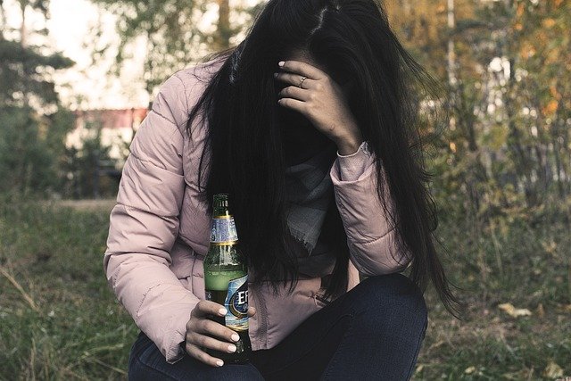 female-alcoholism-2847441_640.jpg