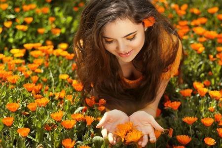 26377777-femme-de-beauté-portrait-avec-des-fleurs.jpg