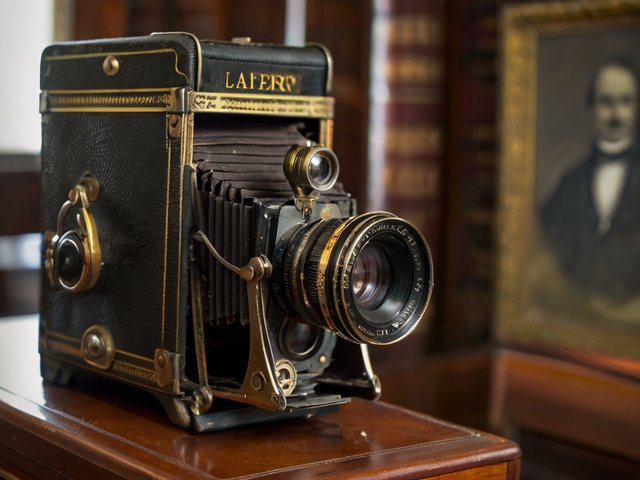 Default_An_antique_camera_from_the_19th_century_in_the_library_2.jpg