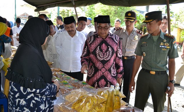 Dandim 0105 Abar bersama Bupati Ramli. MS sedang meninjau oprasi pasar JPG..jpg