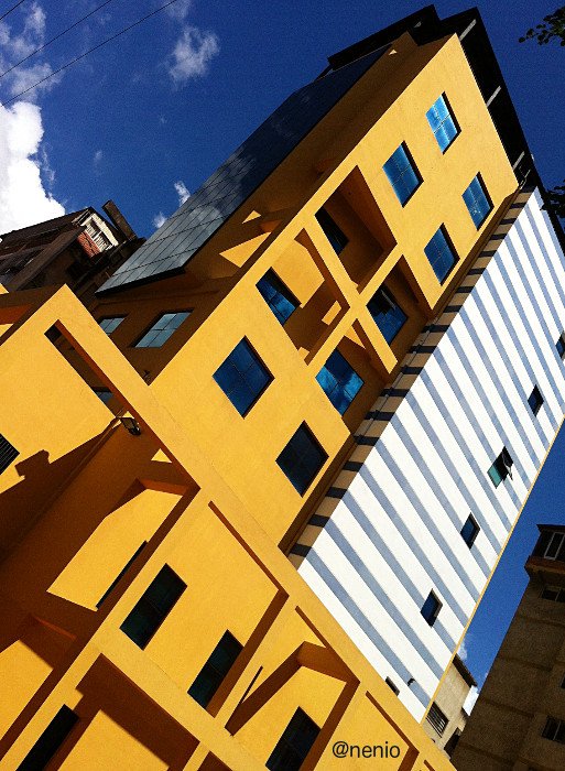 yellow-building-caracas-02.jpg