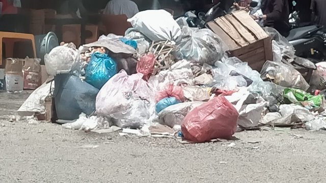 Tumpukan sampah di tengah kota panton labu.jpeg