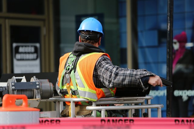 construction-worker-g3246b138b_1920.jpg