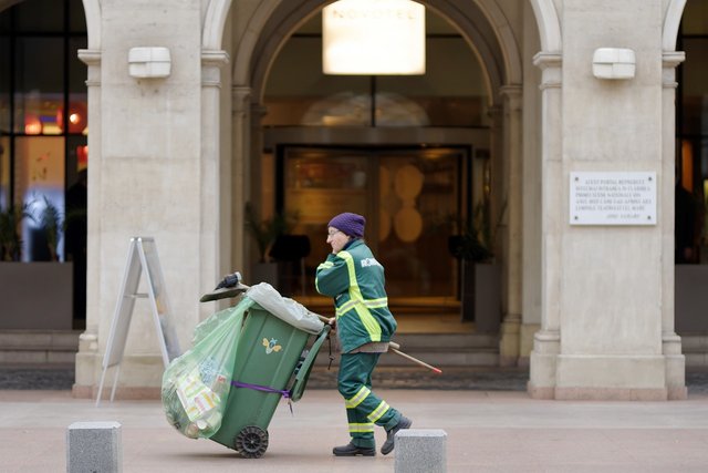 sanitation-worker-6834954_1280.jpg