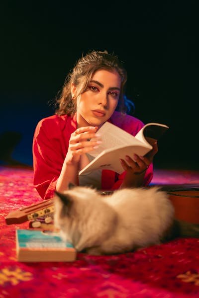 free-photo-of-brunette-with-books-and-cat (2) - 2024-06-03T010214.001.jpeg