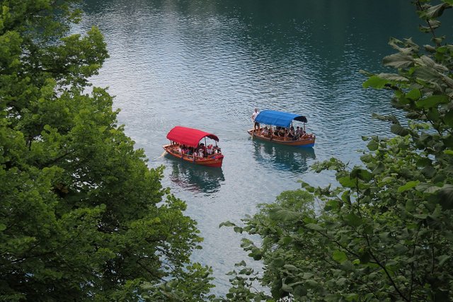 Boats_in_Bled_03.jpg