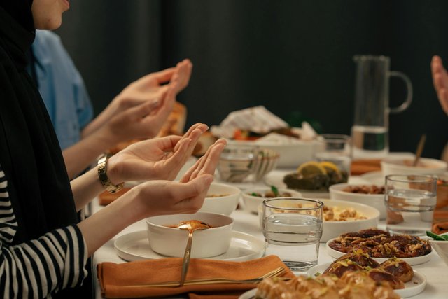 free-photo-of-people-on-dinner-during-ramadan.jpeg