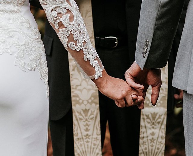 christian-wedding-ceremony-script-bride-and-groom-holding-hands-at-the-ceremony.jpg