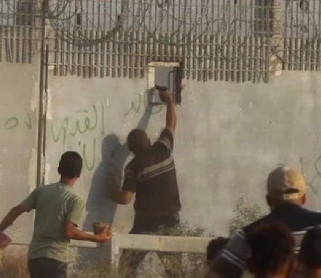 Palestinian shoots Israeli sniper.jpg