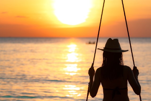 vecteezy_silhouette-woman-wear-bikini-and-straw-hat-swing-the-swings_7771307_315.jpg