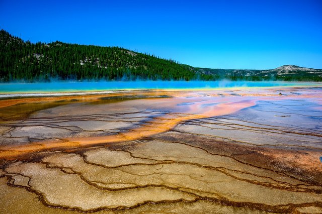 yellowstone-6683237_1920.jpg