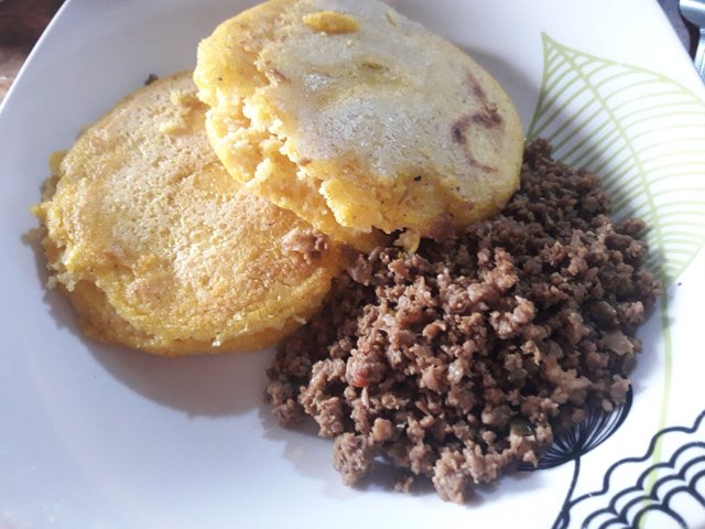 Almuerzo carne molida y arepitas.jpg