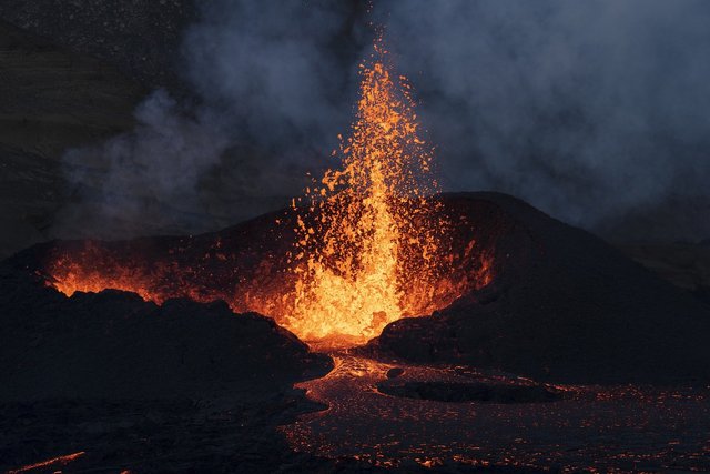 volcano-7396466_1920.jpg