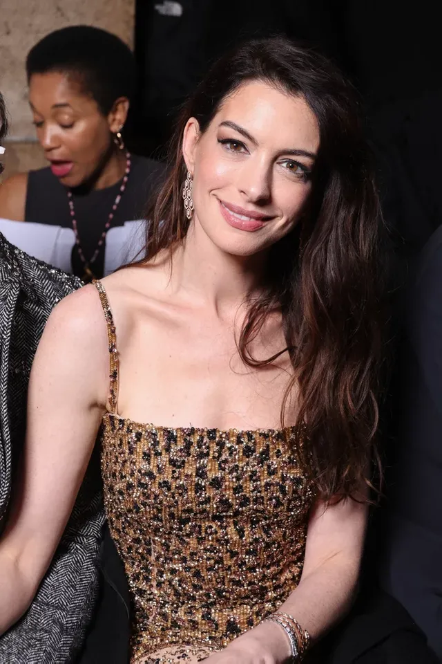 anne-hathaway-valentino-minidress-paris-fashion-week (7).webp