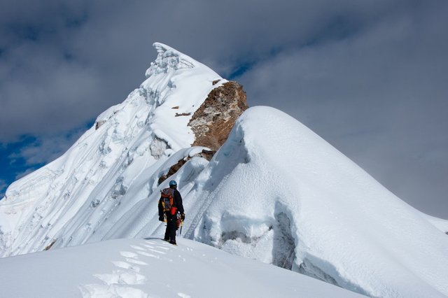 LOBUCHE-PEAK-CLIMBING.jpg