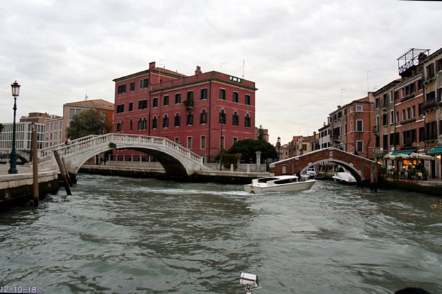 b-EU121018-010214.jpg