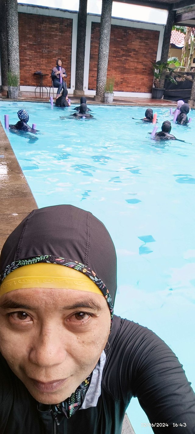 latar orang berenang.jpg