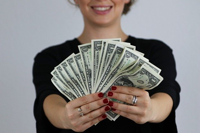 banknotes-4516005_640 (1).jpg