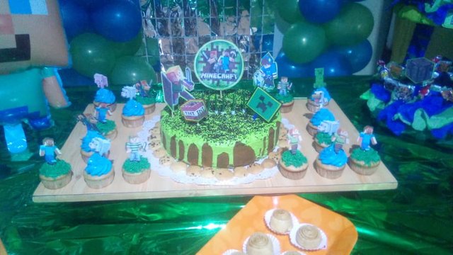 Foto torta en mesa minecraft.jpg