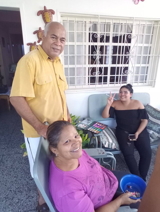 En el porche de mi casa con mi esposa e hija.jpg