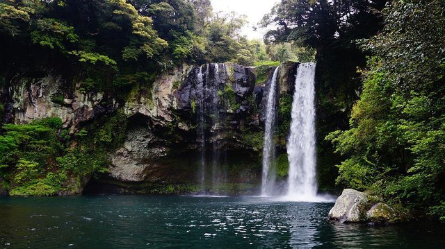 jeju-island-cheonjiyeon-waterfall-1594590_960_720.jpg